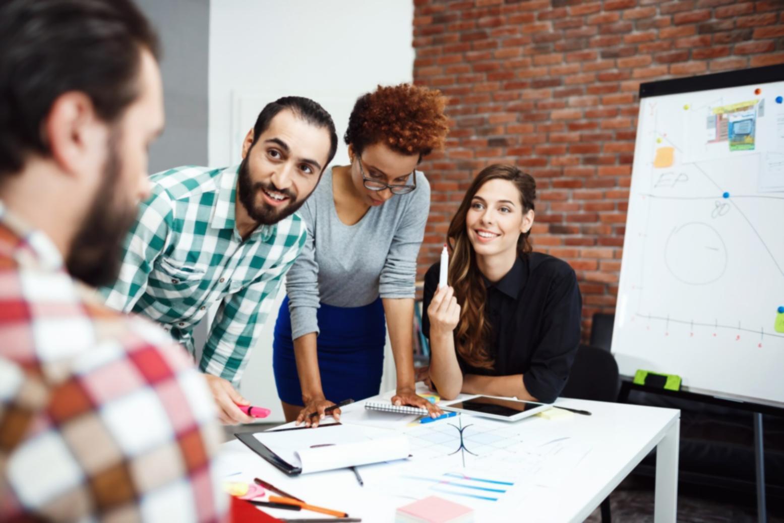 Arbeitsplatz mit Laptop und Finanzberichten